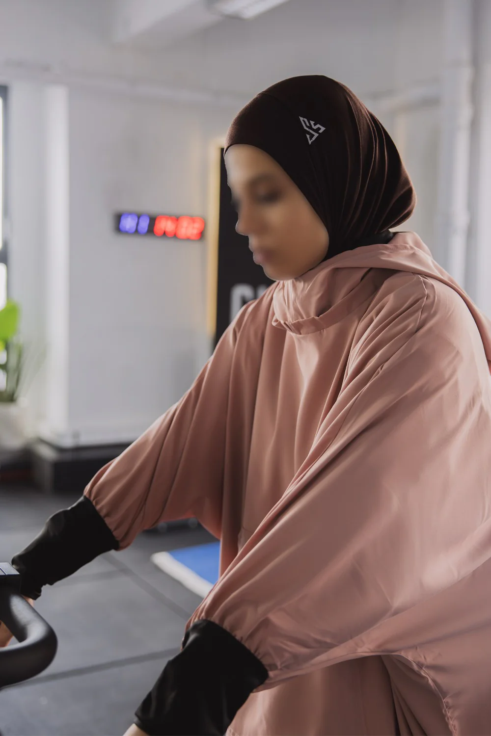 Hijab Sport Femme SafwaFlow™ – Respirant, Anti-Transpiration, Maintien Parfait, Confort Actif - Image 4